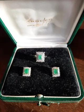 Pendientes y anillo de esmeraldas y diamantes
