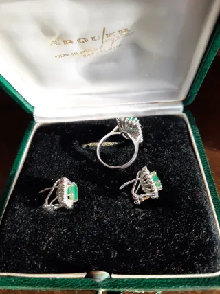 Pendientes y anillo de esmeraldas y diamantes