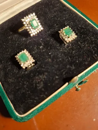 Pendientes y anillo de esmeraldas y diamantes