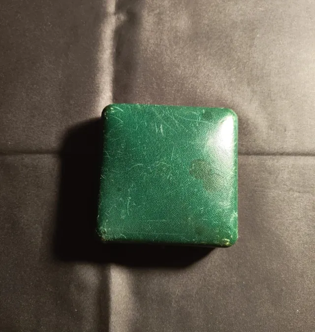 Pendientes y anillo de esmeraldas y diamantes.