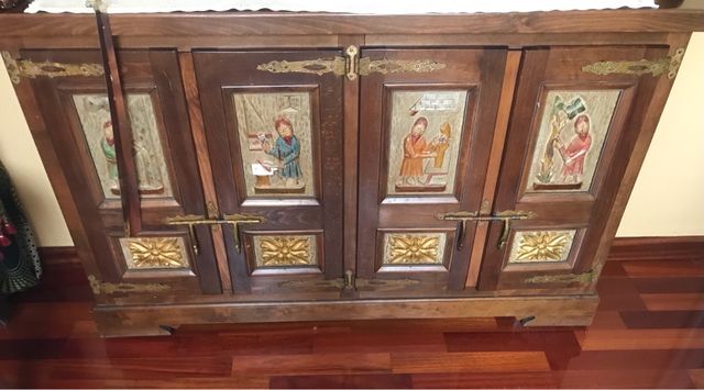 Mueble de madera con detalles dorados