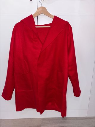 Cárdigan rojo con capucha