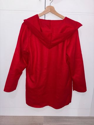Cárdigan rojo con capucha