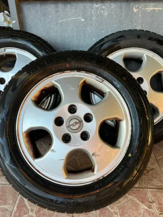 Llantas Opel Astra con neumáticos nuevos