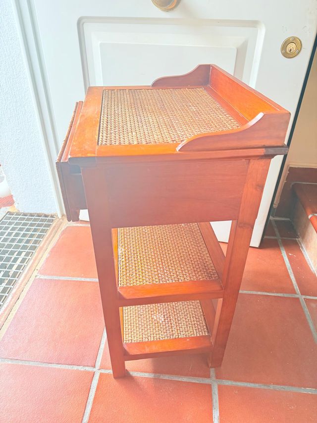 Mesita de noche madera y mimbre