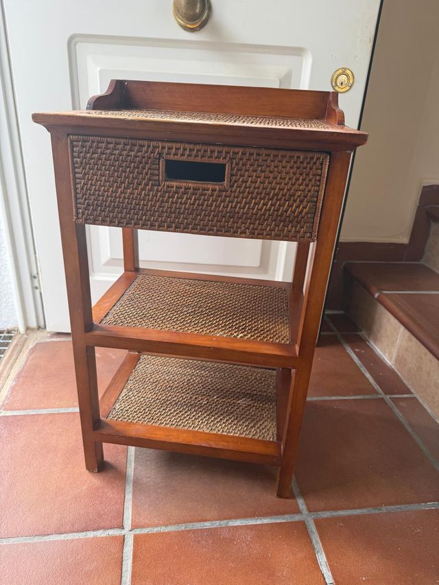 Mesita de noche madera y mimbre