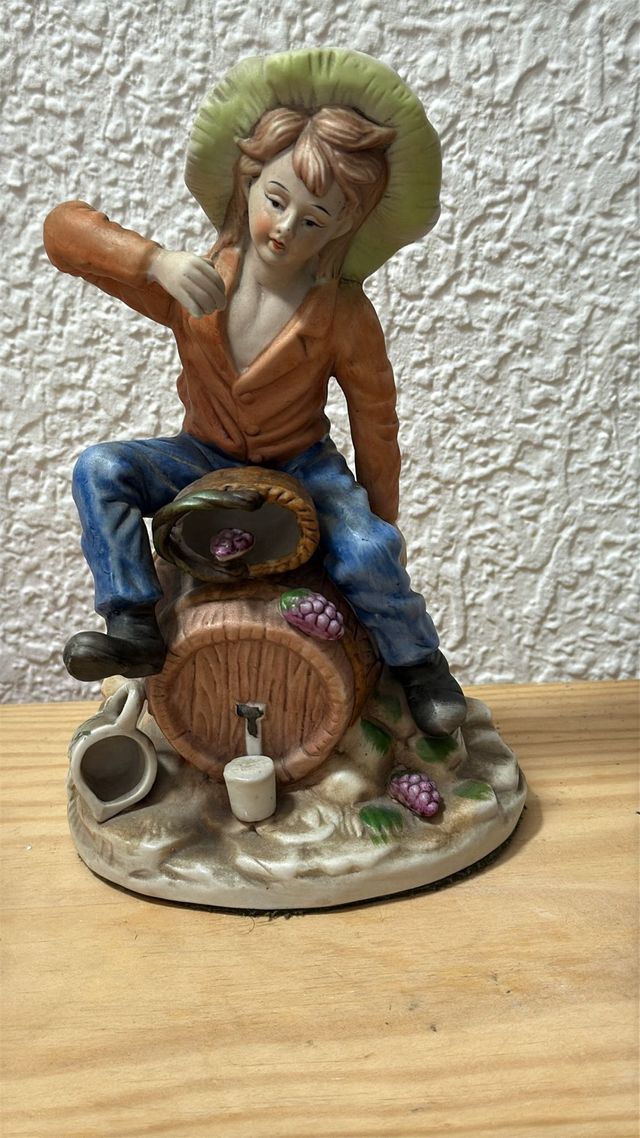 Figura niño con barril y uvas