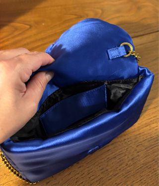 Pochette Caractere blu elettrico con catena oro