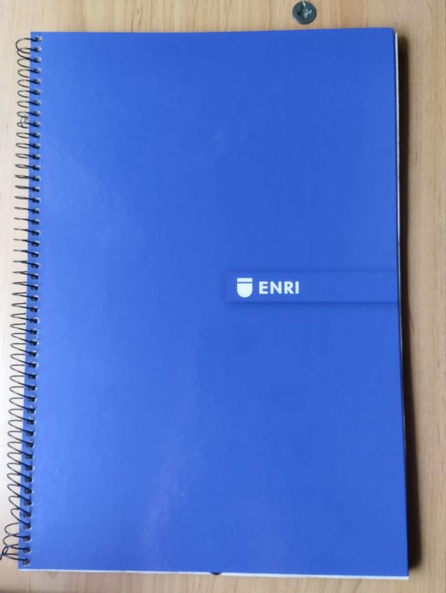 Conjunto materiales 2 cuadernos y subrayador