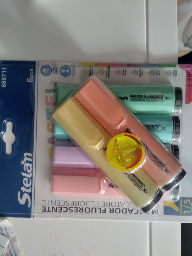 Conjunto materiales 2 cuadernos y subrayador