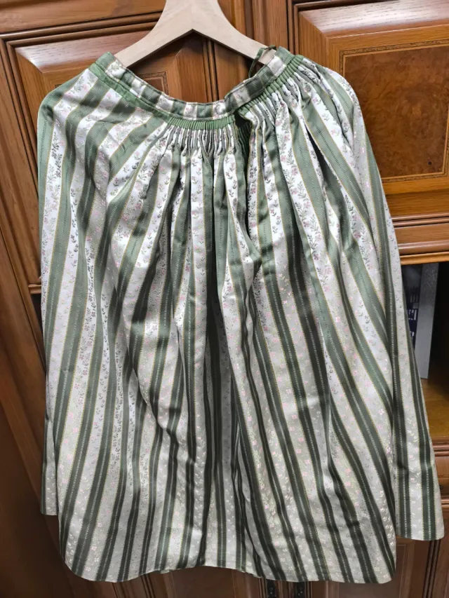 Vestido de huertana verde y blanco.