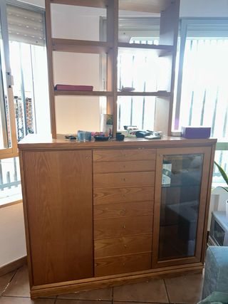 Mueble madera con cajones y vitrina