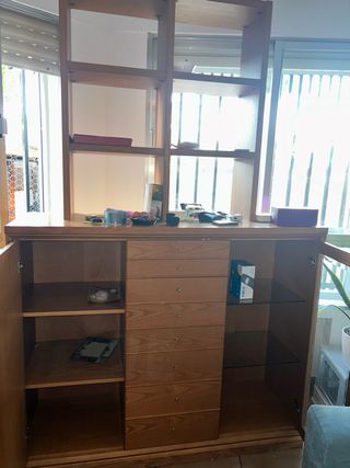 Mueble madera con cajones y vitrina