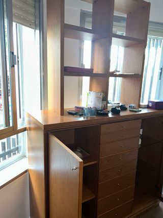 Mueble madera con cajones y vitrina