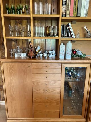 Mueble madera con cajones y vitrina