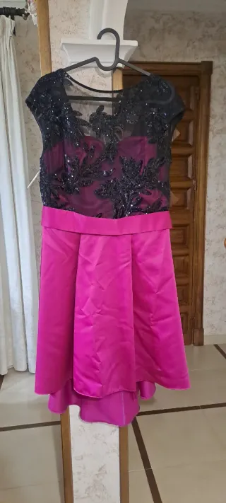 Vestido de fiesta negro y fucsia
