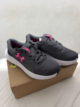 Under Armour UA Charged Surge 4 Mujer Gris/Rosa