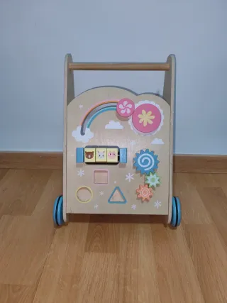 Correpasillos de madera con actividades