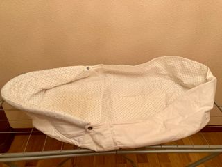 Funda silla bebé blanca con lunares negros