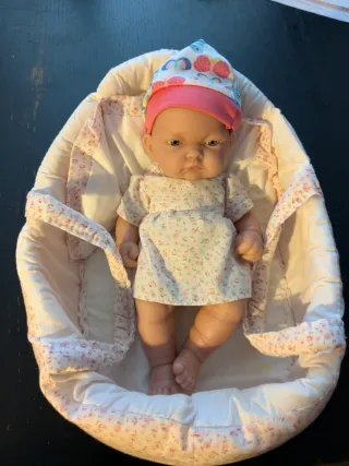 Muñeca reborn bebé con vestido y gorrito