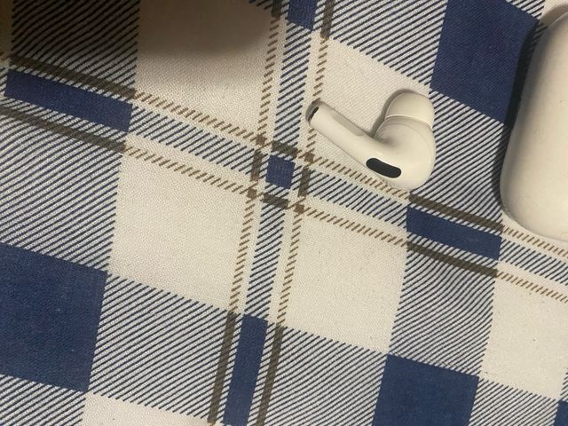 Fones de ouvido brancos