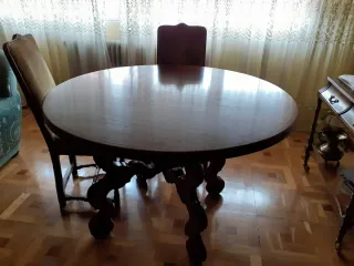 Mesa Valenti redonda de nogal con patas talladas