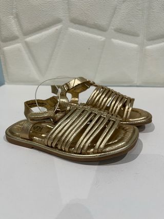 Sandalias doradas niña bebé