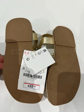 Sandalias doradas niña bebé