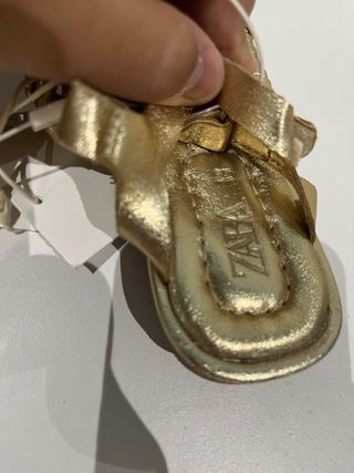 Sandalias doradas niña bebé