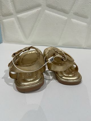 Sandalias doradas niña bebé