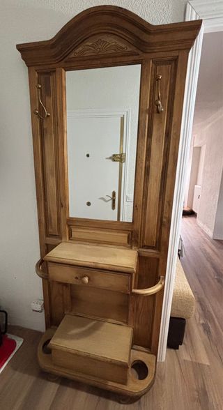Recibidor de madera con espejo