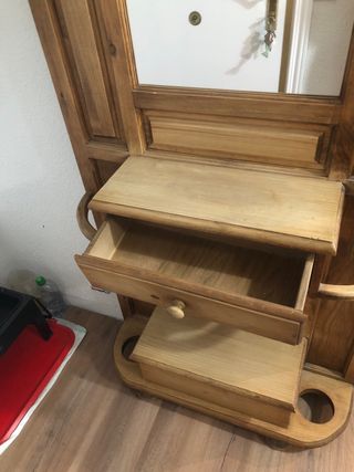 Recibidor de madera con espejo