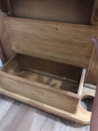 Recibidor de madera con espejo
