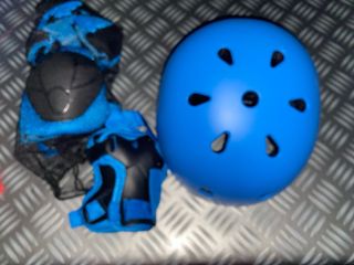 Casco, Muñequeras y Rodilleras Azul