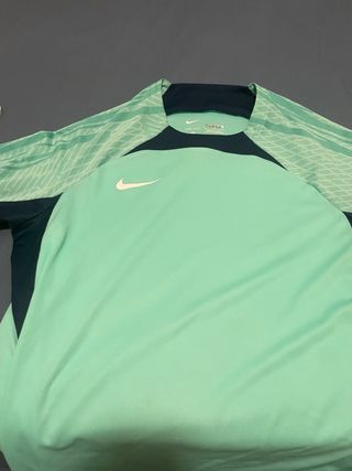 Camiseta deportiva Nike verde y azul