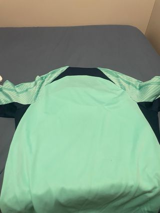 Camiseta deportiva Nike verde y azul