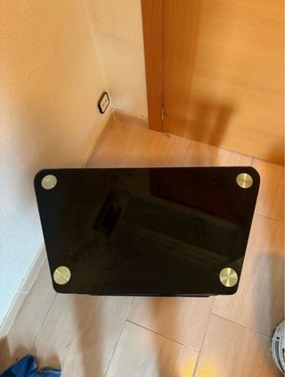 Mesa de cristal negra con detalles dorados