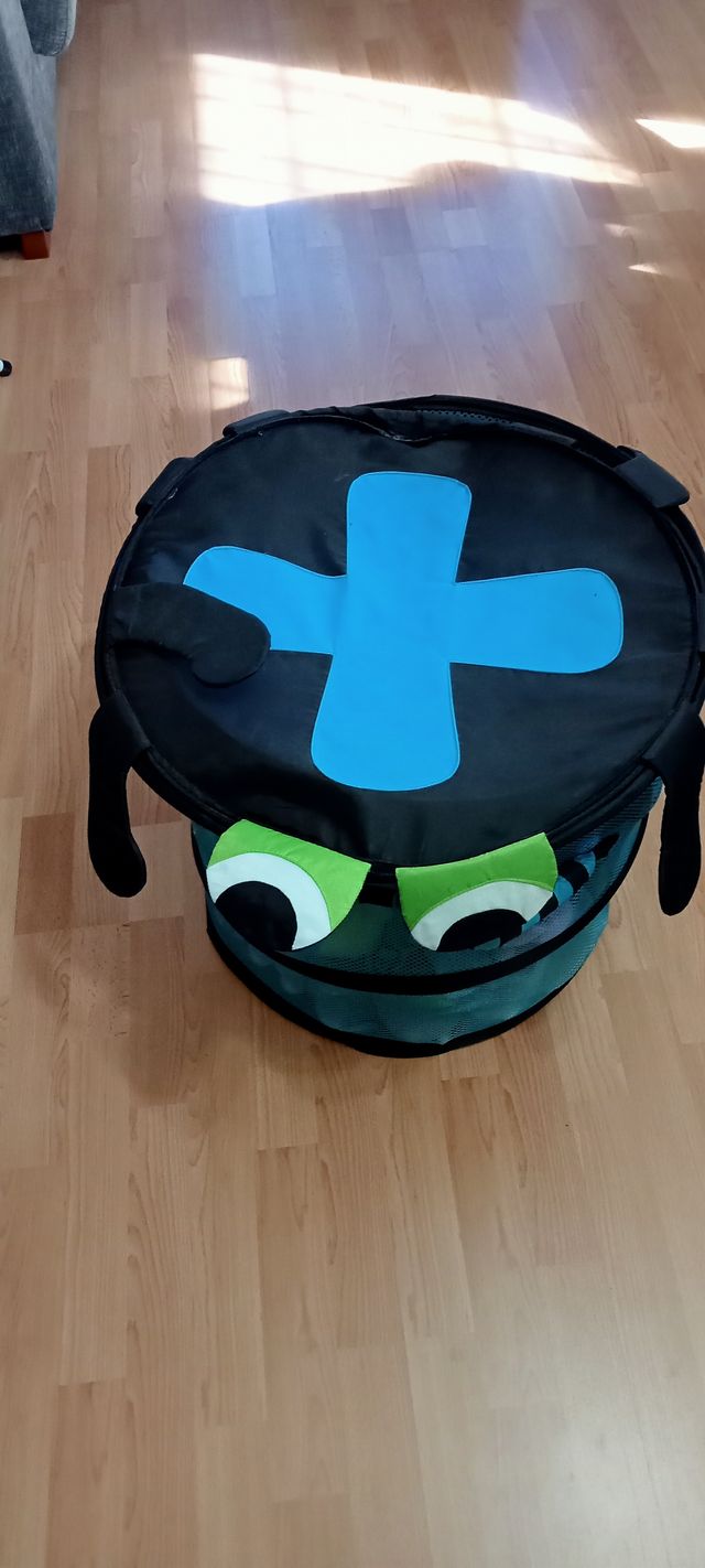 Muebles infantiles: armario, mesa y silla