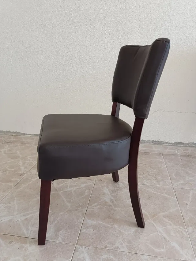 Silla de cuero sintético, de color vino oscuro