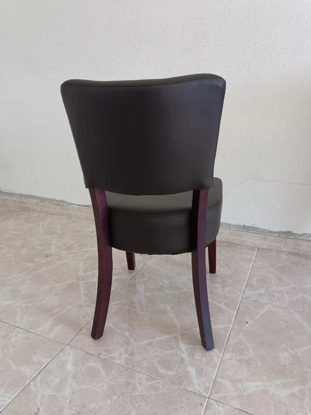 Silla de cuero sintético, de color vino oscuro