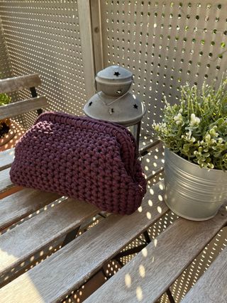 Bolso de mano tipo clutch, en crochet y trapillo