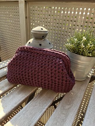 Bolso de mano tipo clutch, en crochet y trapillo