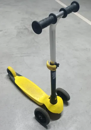 Patinete infantil 3 ruedas amarillo de decathlon.