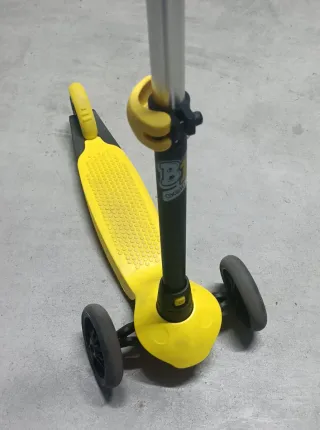 Patinete infantil 3 ruedas amarillo de decathlon.