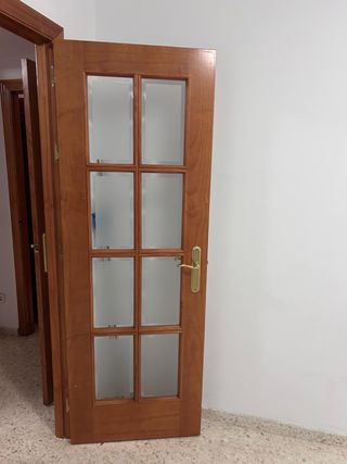 Dos puertas de madera con cristal