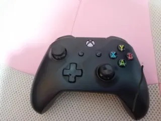 Xbox One Negra con Mando y Cargador