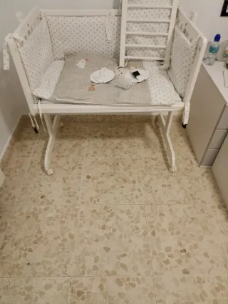 Mini cuna colecho con colchón.