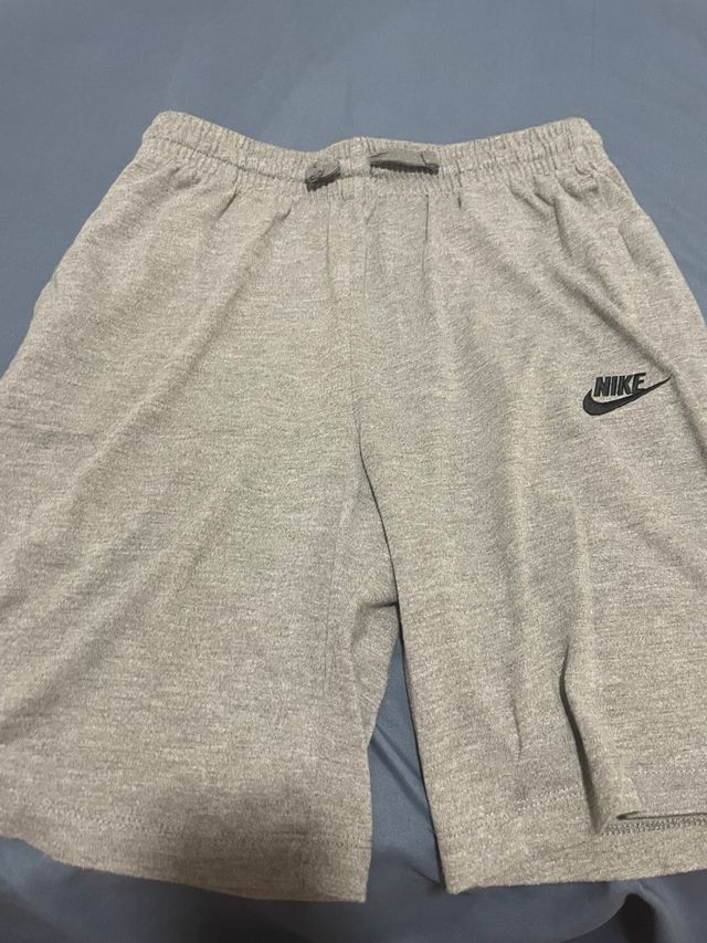 Pantalón corto Nike gris