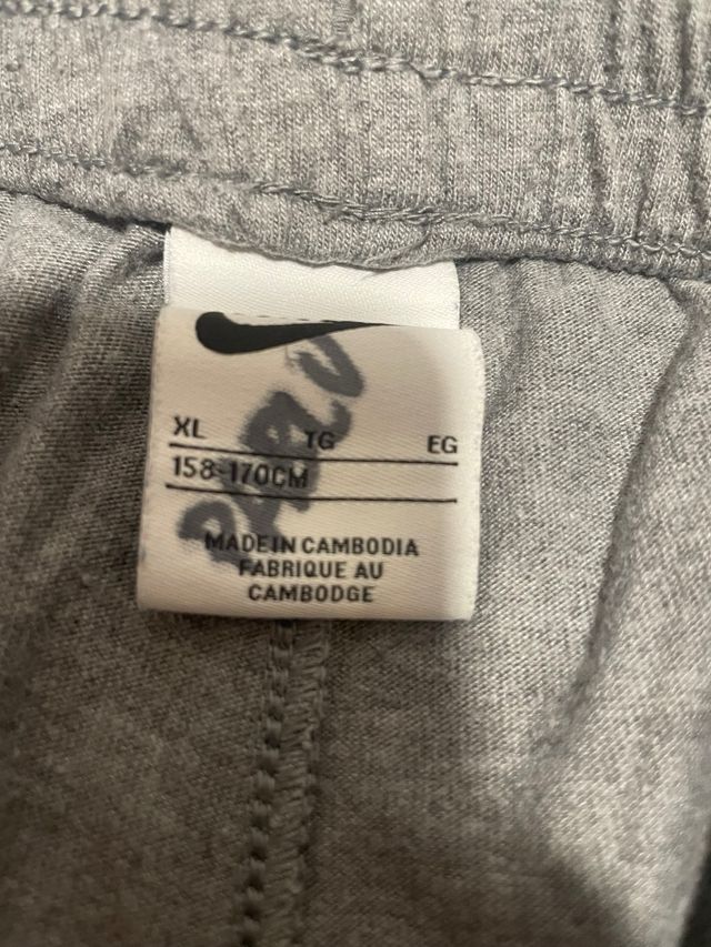 Pantalón corto Nike gris