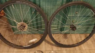 Ruedas y grupo kona dew